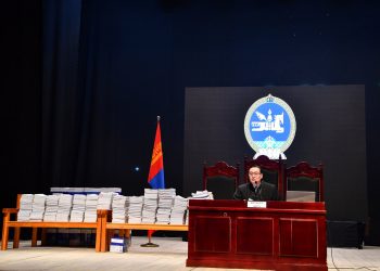 “Хөгжлийн Банкны зээлийн ахлах мэргэжилтэнд ₮1.2 саяын үнэтэй хэтэвч, үнэртэй ус, оргилуун дарс зэргийг хахуульд өгсөн