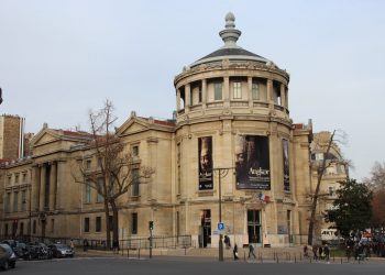 ПАРИС ДАХЬ ИХ МОНГОЛЫН МАХГАЛ