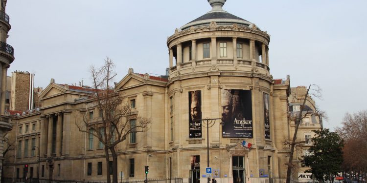 ПАРИС ДАХЬ ИХ МОНГОЛЫН МАХГАЛ