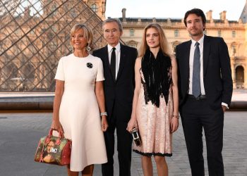 Бернар Арно хөрөнгийн хэмжээ$200 тэрбумын босгыг давсан 3 дахь хүн болжээ