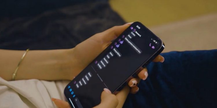 Фэйсбүүкээр чат бичдэг танихгүй залуу гэнэт гудамжинд таарч өөрт нь хайртай гэж чангааж, айлгажээ