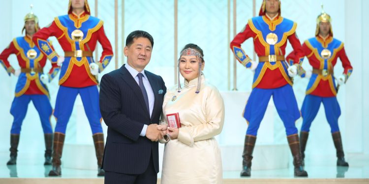 10,785 ээж Алдарт эхийн одон хүртэж байгаагийн олонх нь 36 орчим насныхан байна