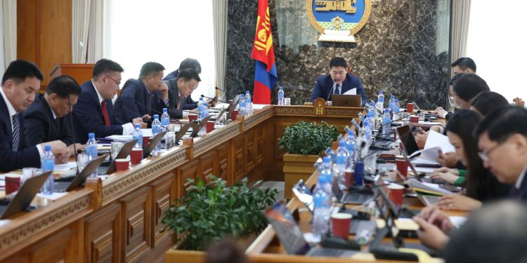 Соёл, спорт, эрүүл мэндийн салбарын албан хаагчдын цалинг боловсрол, шинжлэх ухааны салбарынхтай дүйцүүлэх арга хэмжээ авахыг Ерөнхий сайд үүрэг болгов