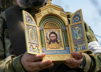 Путиний бэлэглэсэн шүтээн хөргийг Украинд байлдаж буй Оросын армийн анги нэгтгэлүүдээр аялуулж байна