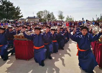 Тэнгэрт сүү өргөхөөр…