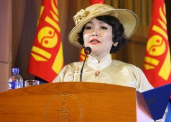 Зүлгэн дээр гэрээ бариад зүгээр нэг амьдрахгүй дээ, Хулаан!