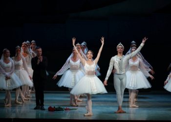 Их театрын тайзнаа бүжиглэсэн Монгол охин