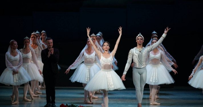 Их театрын тайзнаа бүжиглэсэн Монгол охин