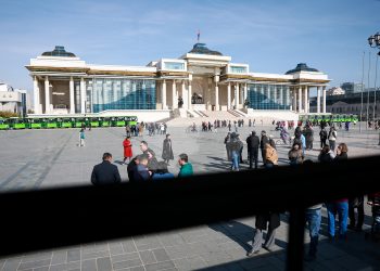 Шинээр оруулж ирсэн автобуснуудыг Сүхбаатарын талбайд танилцуулж байна