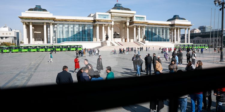 Шинээр оруулж ирсэн автобуснуудыг Сүхбаатарын талбайд танилцуулж байна