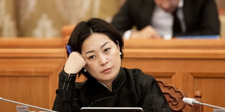 П.Анужин гишүүнээс бие төлөөлөгч нь “өрөөндөө виски нуусныг чинь илчилнэ” хэмээн гурван сая төгрөг нэхжээ