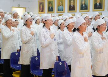 Эмч болох гэж буй 2900 оюутан андгай өргөлөө