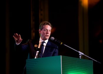 Ахан дүүс, анд нөхөд минь, зөгийн бал цуунаас илүүтэй хар ялаа их татдаг гэдгийг санаж яваарай