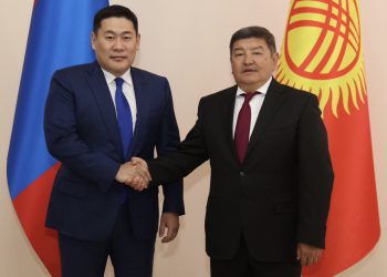 ЕРӨНХИЙ САЙД Л.ОЮУН-ЭРДЭНЭ КИРГИЗИЙН САЙД НАРЫН ТАНХИМЫН ДАРГА А.ЖАПАРОВТАЙ АЛБАН ЁСНЫ ХЭЛЭЛЦЭЭ ХИЙЛЭЭ