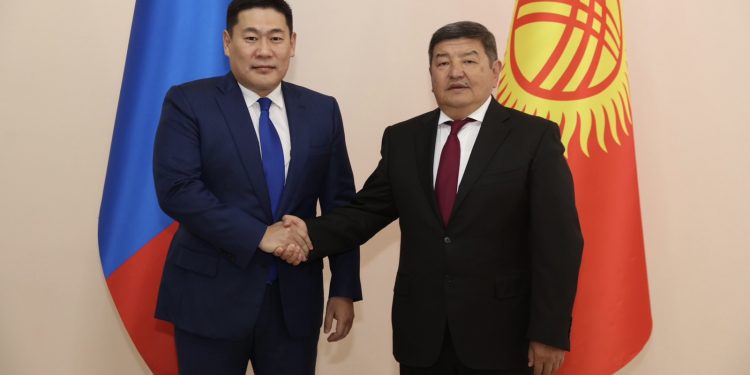 ЕРӨНХИЙ САЙД Л.ОЮУН-ЭРДЭНЭ КИРГИЗИЙН САЙД НАРЫН ТАНХИМЫН ДАРГА А.ЖАПАРОВТАЙ АЛБАН ЁСНЫ ХЭЛЭЛЦЭЭ ХИЙЛЭЭ