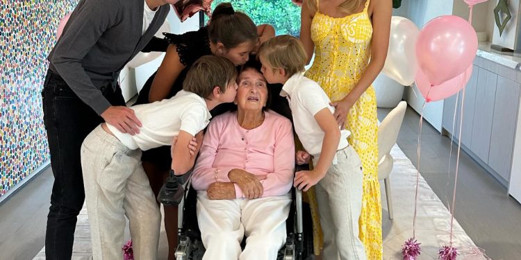 Иванка Трамп эмээгийнхээ 97 насны төрсөн өдрийг тэмдэглэв