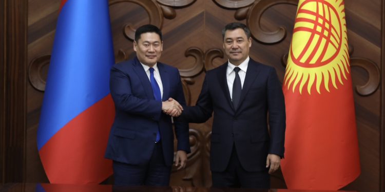 Л.ОЮУН-ЭРДЭНЭ КИРГИЗ УЛСЫН ЕРӨНХИЙЛӨГЧ С.ЖАПАРОВТ БАРААЛХАВ