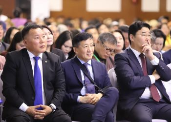 Тагнуулч Б.Хурц улс төрд орохоор имижээ өөрчилж, номын дүрд хувирав