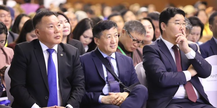 Тагнуулч Б.Хурц улс төрд орохоор имижээ өөрчилж, номын дүрд хувирав