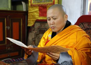 Жаал Аранжал хэмээх эрдэмтэн гавж лам түүнд Жавзандорж хэмээх алдрыг хайрласан