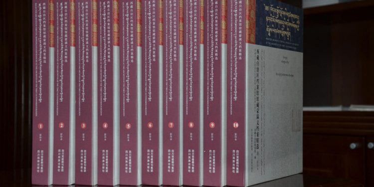 МОНГОЛЫН 585 ЖИЛИЙН ТҮҮХИЙГ ЗУРАГЛАСАН 10 БОТЬ НОМЫГ ХҮЛЭЭЖ АВЛАА 