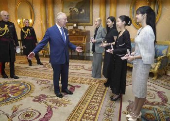 Өмнөд Солонгосын Blackpink хамтлагийн гишүүд Их Британийн хаан III Чарльзаас тус улсын төрийн дээд одонг гардлаа