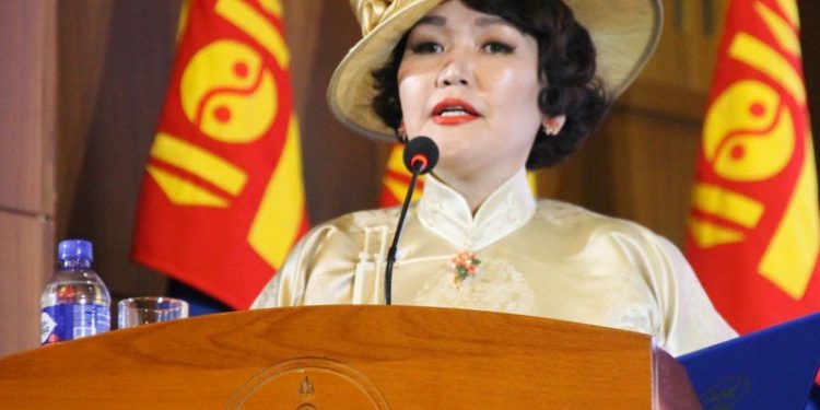 Өмөлзтөл өмөөрдөг, өндөр тэнгэрийн од шиг өнөр олондоо хайртай шүү