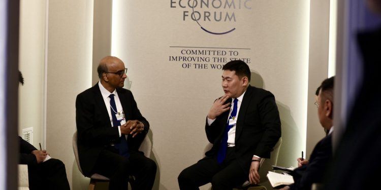 ЕРӨНХИЙ САЙД Л.ОЮУН-ЭРДЭНЭ СИНГАПУР УЛСЫН ЕРӨНХИЙЛӨГЧ ТАРМАН ШАНМУГАРАТНАМ-Д БАРААЛХЛАА