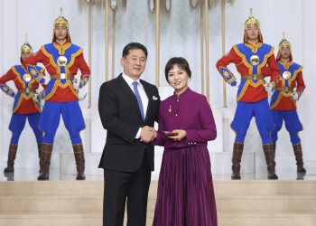 MCS-ийн Оджаргалын гэргий Д.Батмөнх Монгол Улсын Гавьяат Багш боллоо