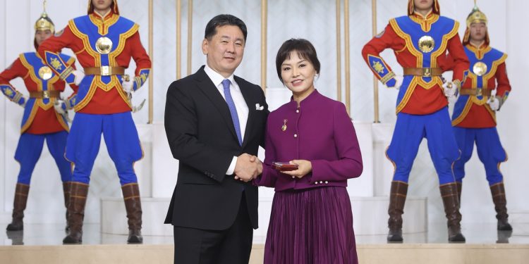 MCS-ийн Оджаргалын гэргий Д.Батмөнх Монгол Улсын Гавьяат Багш боллоо