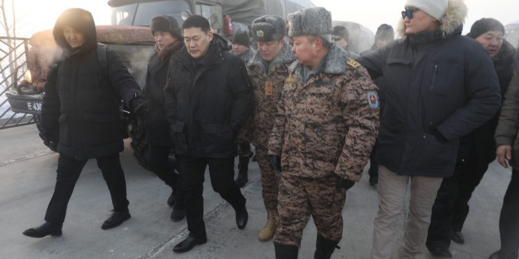 Хаваржилт хүндэрсэн аймаг, сумд руу өвс, тэжээл ачсан тусламжийн цуваа хөдөллөө