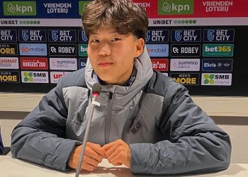 Найруулагч Б.Баатар, Ч.Ундралын хүү Хабул Англид хөлбөмбөг тоглож байна