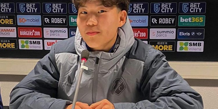 Найруулагч Б.Баатар, Ч.Ундралын хүү Хабул Англид хөлбөмбөг тоглож байна