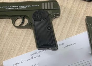 Найман удаа зөрчил гаргаж байсан 54 настай эрэгтэй М тоглоомон буугаар айлган сүрдүүлжээ