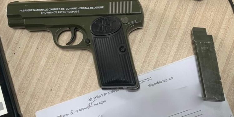 Найман удаа зөрчил гаргаж байсан 54 настай эрэгтэй М тоглоомон буугаар айлган сүрдүүлжээ