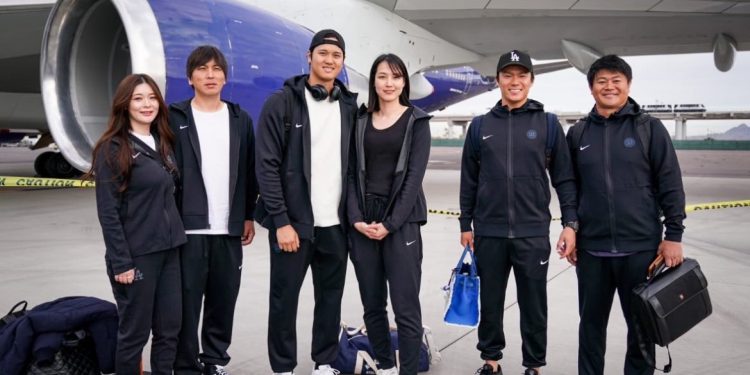 Японы бэйсболын супер одын гэргий Японы Лигт тоглодог сагсан бөмбөгийн тамирчин