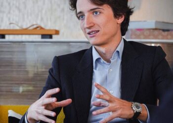 BLACKPINK хамтлагийн Лиза Франц тэрбумтны хүүтэй болзож байна