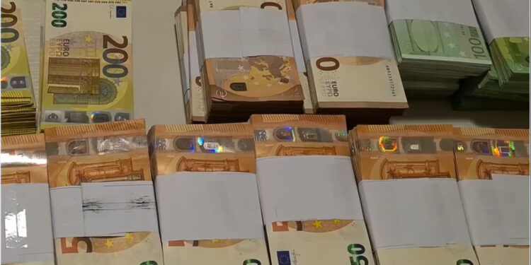 170,000 хуурамч еврог хилээр нэвтрүүлж, банкаар солиулсан хэргийг шалгаж байна