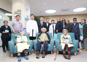 100 ба түүнээс дээш насны ахмадуудад NURA төвөөр үйлчлүүлэх эрхийн бичиг гардууллаа