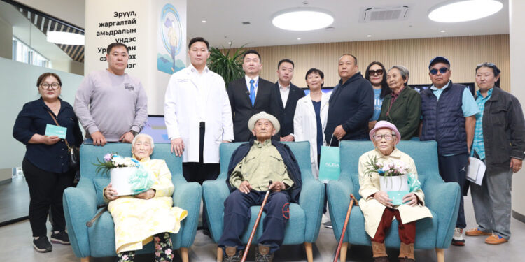 100 ба түүнээс дээш насны ахмадуудад NURA төвөөр үйлчлүүлэх эрхийн бичиг гардууллаа