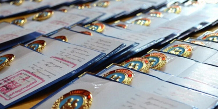 Эхийн алдар одонгийн шалгуурт өөрчлөлт оруулахаар хуулийн төсөл өргөн барив