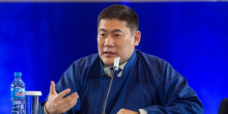 А.Баатархуяг: Л.Оюун-Эрдэнийн “Алсын хараа” буюу нисэж буй луу, гэтэгч бар…