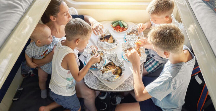 Галт тэргэнд “ядуучуудын хоол” хориглохыг шаардав