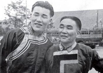 Намайг залууд “дуу нь турсгай юм“ гэж голдогсон. Тэгэхээр хуучцуул аварга хоолойтой байжээ дээ