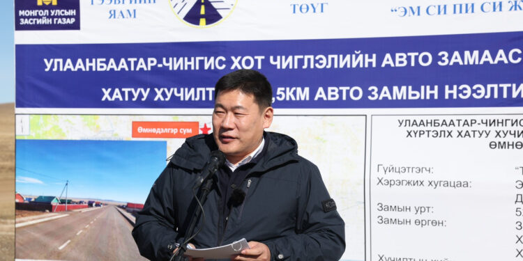 Улаанбаатар-Чингис хот чиглэлийн авто замаас Жаргалтхаан-Өмнөдэлгэр сум хүртэлх замын эхний хэсгийг ашиглалтад орууллаа
