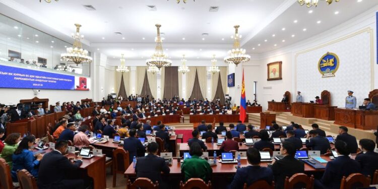 Эрхэм гишүүд ээ! Шийдвэрлэх мөч ирлээ, алдаагаа засаж урагшлах цор ганц боломж шүү!