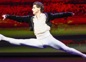 Оросын алдарт балетчин 39 настай Владимир Шкляров тагтнаас унаж нас баржээ