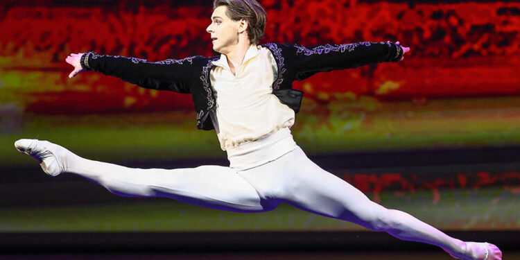 Оросын алдарт балетчин 39 настай Владимир Шкляров тагтнаас унаж нас баржээ