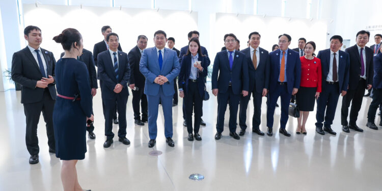 ЕРӨНХИЙ САЙД Л.ОЮУН-ЭРДЭНЭ ШАНХАЙН ХОТ ТӨЛӨВЛӨЛТИЙН ҮЗЭСГЭЛЭНГИЙН ТАНХИМД ЗОЧЛОВ