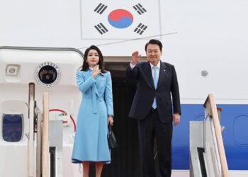 Солонгосын тэргүүн хатагтай нөхөртөө нөлөөлж онц байдал зарлахад хүргэв гэжээ